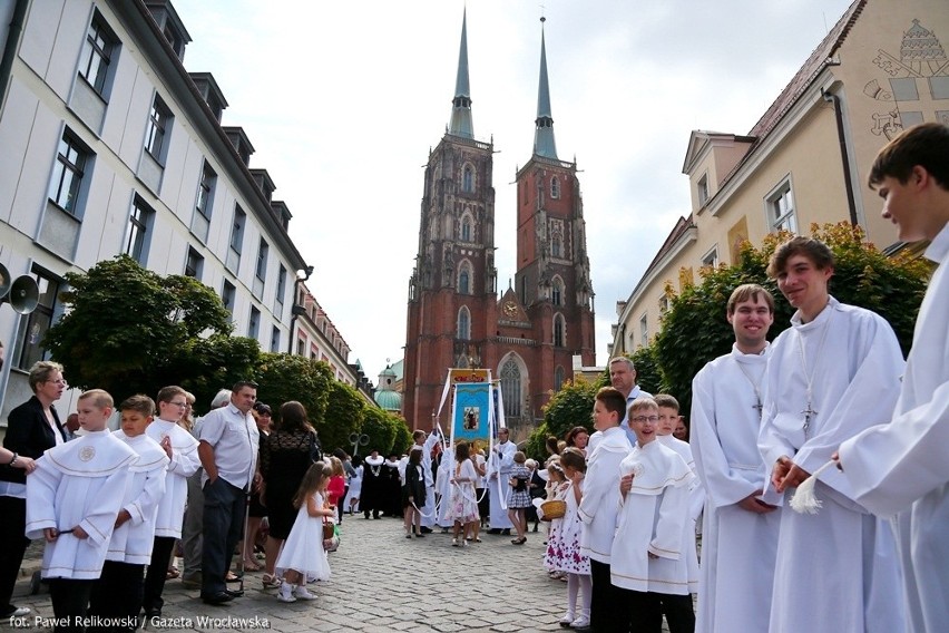 Wrocław: Największa procesja Bożego Ciała. Wyruszyła z katedry (ZOBACZ ZDJĘCIA)