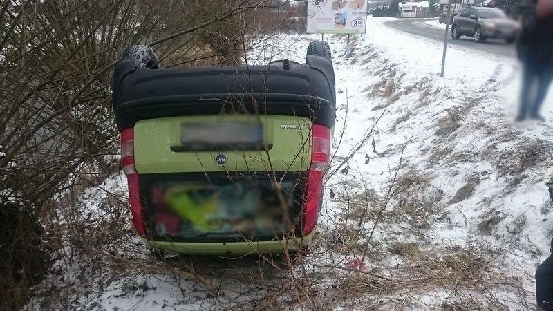 Lód na drodze, auto na dachu [ZDJĘCIA]