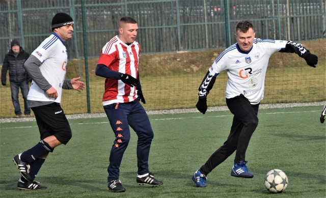 Piłkarskie derby Oświęcimia w wykonaniu oldbojów. Maciej Iwański (w środku) i Dariusz Kapciński (z lewej). Z piłką Krzysztof Barcik, zdobywca gola dla oldbojów Unii.