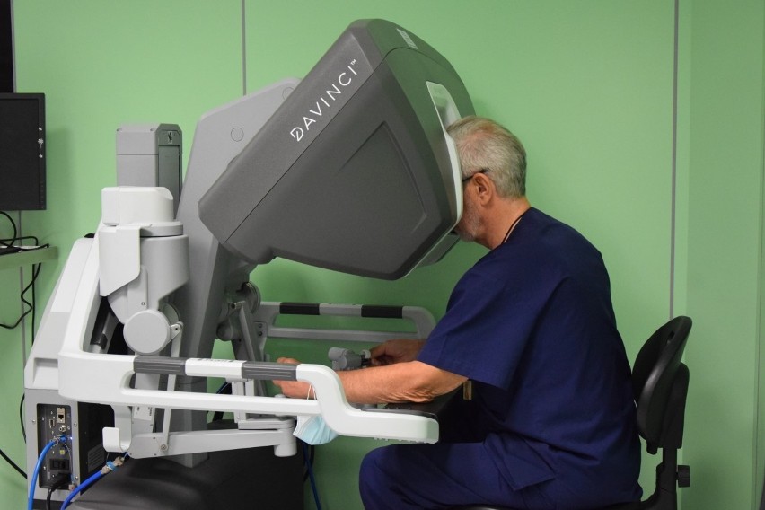 Chirurgia robotyczna rozwija się na Pomorzu. Używany jest nie tylko robot da Vinci. Jakie korzyści wynikają z tego typu operacji?