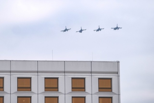 Przelot samolotów podczas uroczystości przekazania obowiązków na stanowisku Dowódcy Generalnego Rodzajów Sił Zbrojnych.