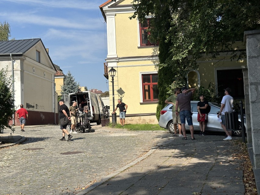 Drugi dzień na planie serialu „Ojciec Mateusz” w Sandomierzu. Gdzie tym razem kręcono sceny? W roli statystów uczniowie z Kleczanowa 