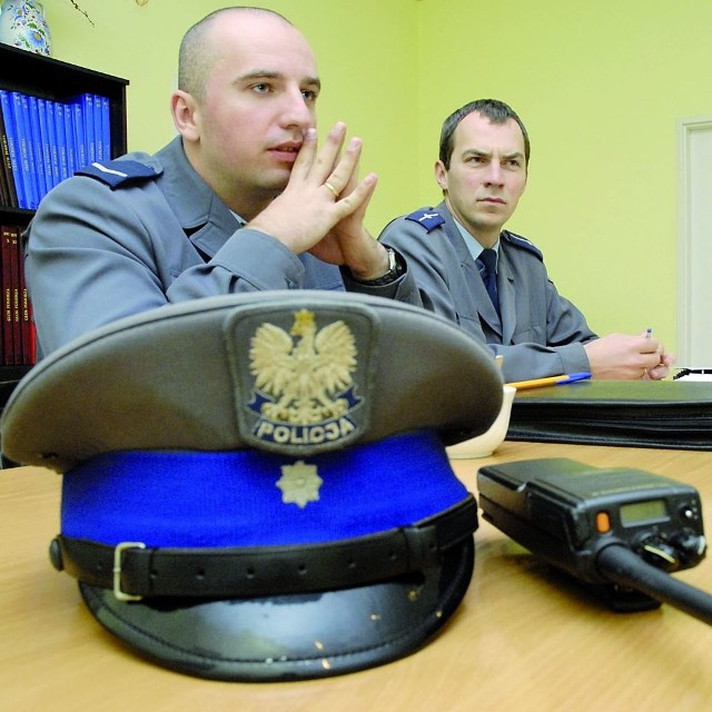 Słupscy dzielnicowi (od lewej) Marcin Marcinowski i Sławomir Araszkiewicz w czasie dyżuru telefonicznego.