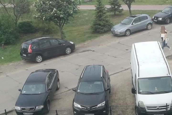 Nowy Lidl w Ostrołęce: klienci parkują samochody na osiedlu