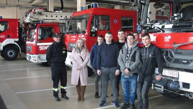 Uczniowie z Centrum Kształcenia Zawodowego w Staszowie odwiedzili Komendę Powiatowej Państwowej Straży Pożarnej