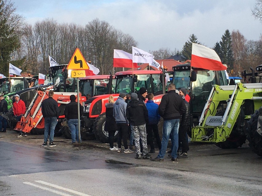 Strajk AgroUnii w powiecie kazimierskim. Rolnicy jechali traktorami pod hasłem "Nie będziemy umierać w ciszy". Raport, zdjęcia, transmisje