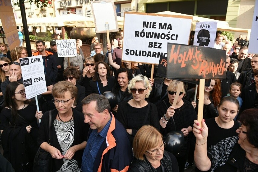Czarny Protest na Rynku Staromiejskim w Toruniu
