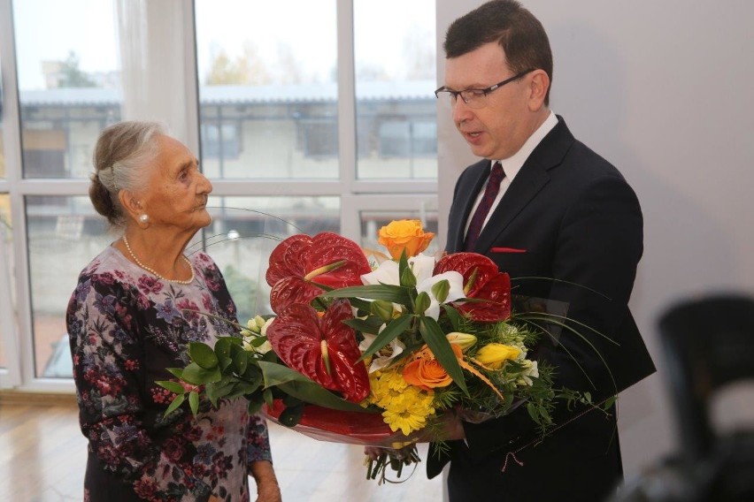 Stanisława Gryz dorastała razem z niepodległą Polską. Mieszkanka Ostrowca świętowała 100. urodziny [ZDJĘCIA]