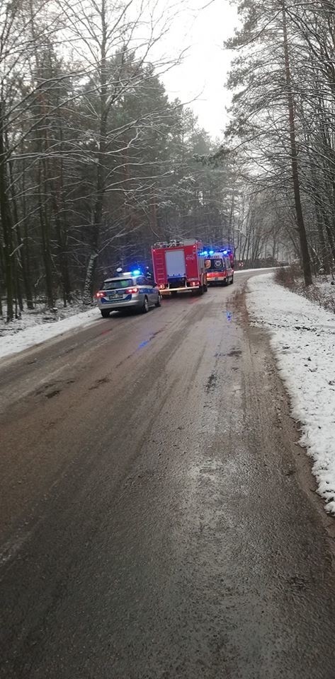 Dołubowo. Dachowanie auta na Podlasiu. Strażacy pomagali wydobyć kierowcę [ZDJĘCIA]