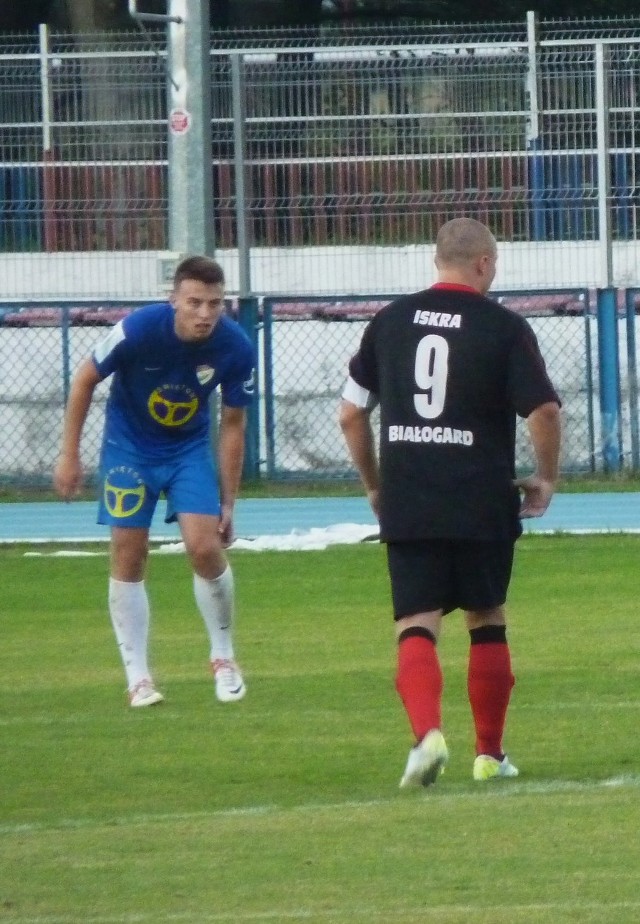 W meczu z Kotwicą Kołobrzeg, Fabian Słowiński (w niebieskim stroju) zdobył swojego pierwszego gola dla Gwardii Koszalin w oficjalnym spotkaniu.
