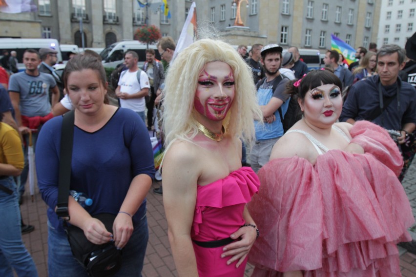 Marsz Równości w Katowicach. Setki młodych ludzi, drag queens i muzyka z trucków DUŻO ZDJĘĆ 