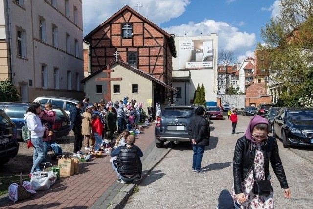 W sobotni poranek przed bydgoską cerkwią odbyło się święcenie koszyczków wielkanocnych. W tym roku wziął w nim udział tłum wiernych, mieszkańców Bydgoszczy i sąsiednich miejscowości.