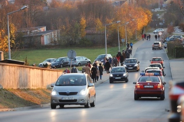 Przy cmentarzu w Staszowie ruchem będzie kierowała policja