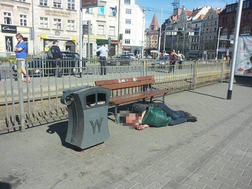 Wrocławska znieczulica: człowiek leży na przystanku, znikąd pomocy (LIST CZYTELNICZKI)