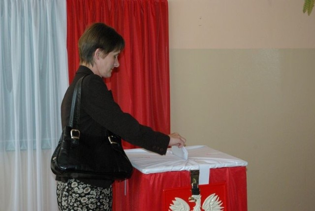W przeciwieństwie do niedawnych wyborów samorządowych tym razem w Bałtowie głosowały pojedyncze osoby a frekwencja sięgnęła kilkunastu procent.