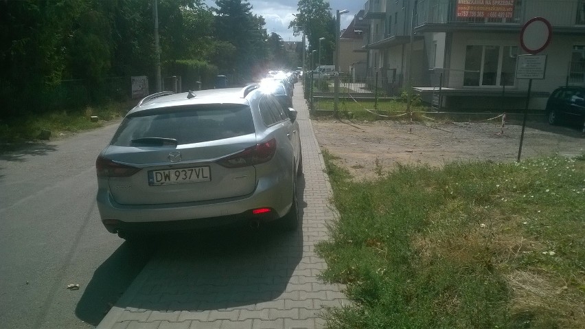 W rejonie ulicy Borowskiej kierowcy parkują gdzie popadnie