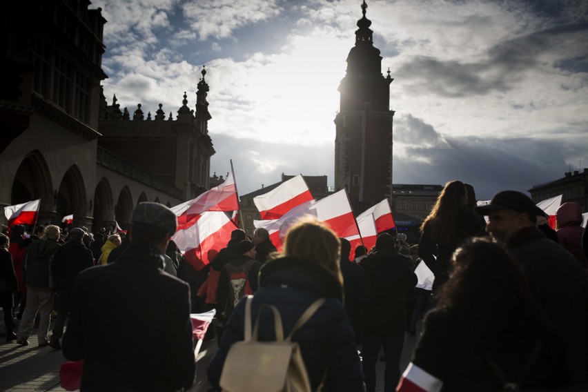 Kraków. Pochód patriotyczny z Wawelu na Rynek [ZDJĘCIA]