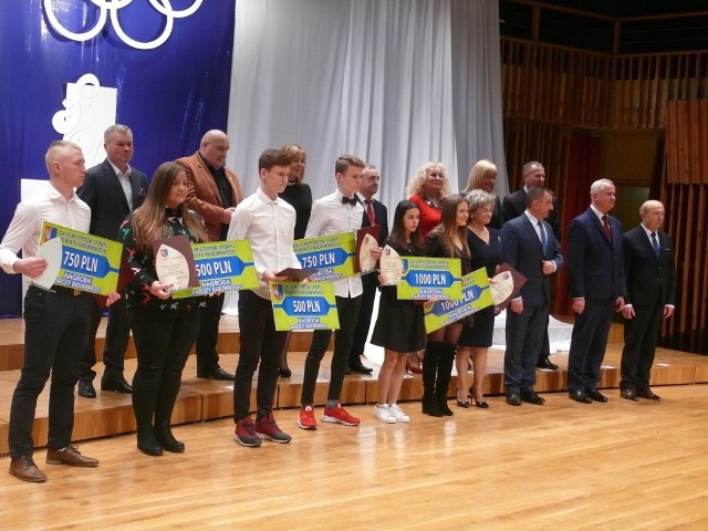 Nagrodzeni sportowcy w różnych kategoriach wiekowych wraz z organizatorami konkursu i mistrzem Grzegorzem Skrzeczem.