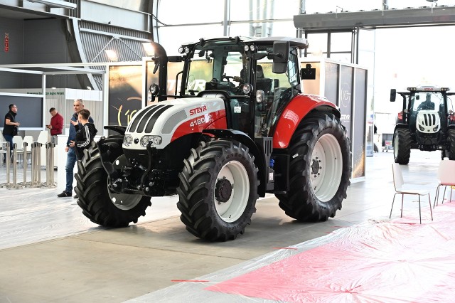 Międzynarodowe Targi Techniki Rolniczej Agrotech  w Kielcach rozpoczynają się w piątek, 8 października o godzinie 10 i trwają do niedzieli, 10 października, do godziny 17. Na kolejnych slajdach prezentujemy najciekawsze maszyny, które będzie można zobaczyć >>>Na tym zdjęciu:  Steyr pokaże model 4120 Multi Ecotech - uniwersalny ciągnik do każdego rodzaju prac, stawiający na wydajność.  CZYTAJ WSZYSTKO O AGROTECHU: Agrotech 2021 rusza już w piątek. Będą maszyny, spotkania biznesowe i blogerzy [ZDJĘCIA, WIDEO]