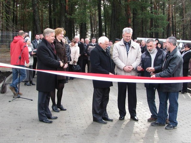 Przecięcia wstęgi dokonali: wiceprzewodnicząca Rady Gminy Dorota Konopka, kierownik ZGK Jacek Skiba, sołtys Długosiodła Wiesław Śniadała, wójt Stanisław Jastrzębski, naczelnik wydziału Rozwoju Gospodarczego Tomasz Orłowski oraz pracownicy: Andrzej Kot i Bogdan Prusiński