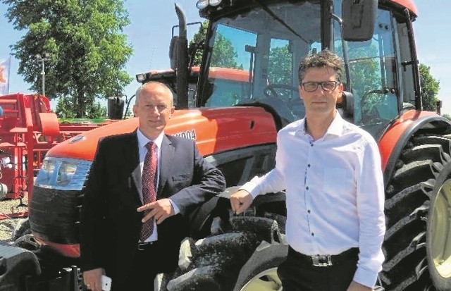 Andrzej Chmielewski, prezes firmy A.R. Chmielewski (z prawej) i Maciej Rębacz, dyrektor handlowy zapraszają na piknik.