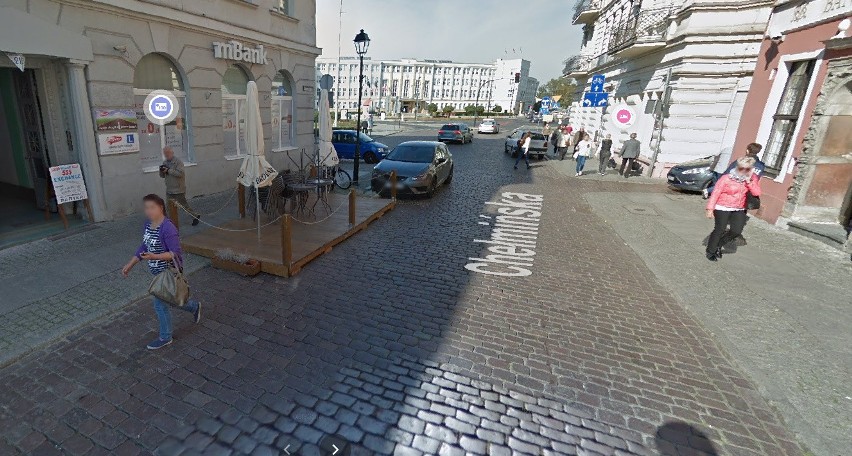 Przyłapani przez kamerę Google Street View na ulicach...