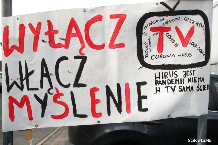 Antycovidowcy protestowali w Stalowej Woli. „Marsz o Wolność” przeciwko obostrzeniom związanym z epidemia koronawirusa [ZDJĘCIA]