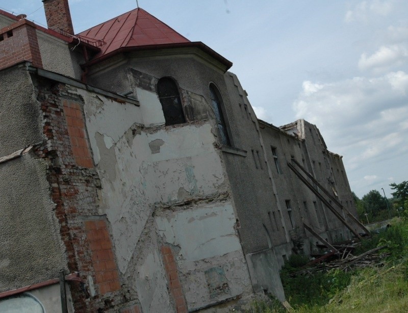 150-letni szpital św. Anny w Oleśnie nie ma dachu i...