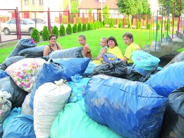 Uczestnicy akcji wraz z częścią zebranych zakrętek