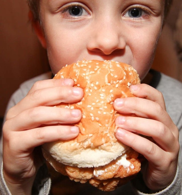 Dzieci łatwiej ulegają potędze reklam fast-foodów. Efekt &#8211; otyłość, której trudno pozbyć się w dorosłym życiu