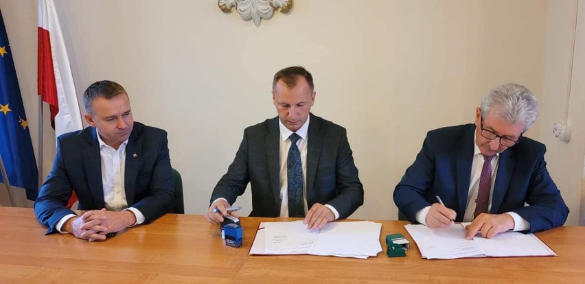 Podczas podpisania umowy, od lewej: poseł Michał Cieślak,...