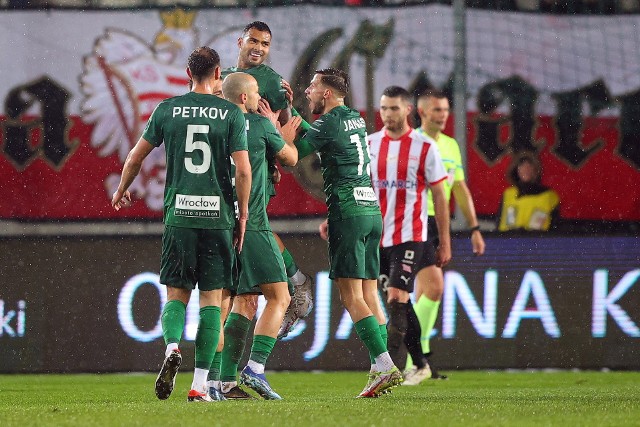 Śląsk Wrocław wygrał z Cracovią na wyjeździe 1:0 w meczu 15. kolejki PKO Ekstraklasy. To 12. z rzędu mecz Śląska bez porażki w lidze i przy okazji 10. zwycięstwo w tej serii. WKS kończył to spotkanie w dziewiątkę po dwóch czerwonych kartkach. Kto wypadł najlepiej, a kto najgorszej w zespole gości? Oceniliśmy piłkarzy Śląska Wrocław za występ w tym spotkaniu.Do ocen przejdziesz za pomocą strzałek na ekranie i klawiaturze