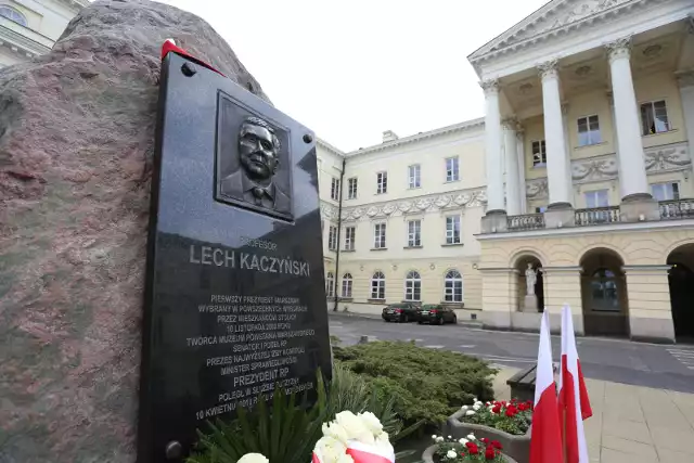 Kontrowersyjna tablica upamiętniająca Lecha Kaczyńskiego w Warszawie.