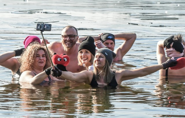 Choć coraz więcej dni jest "na plusie" i słonecznych, sezon na morsowanie trwa. W Pieckach - jak co niedzielę - najwytrwalsi  hartowali się w Jeziorze Jezuickim. Humory dopisywały! Zobaczcie, jak się bawili >>>