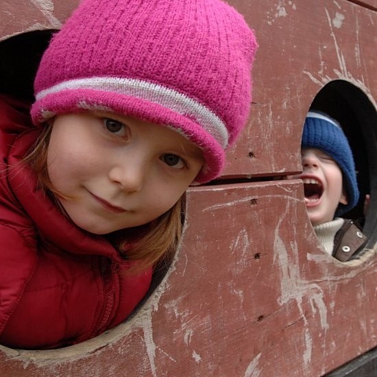 Czteroletnia Klaudia i trzyletni Antoś uwielbiają zabawę w wielkim statku na placu przy Dąbrowskiego. - Jest suuuuuuper! - mówią.