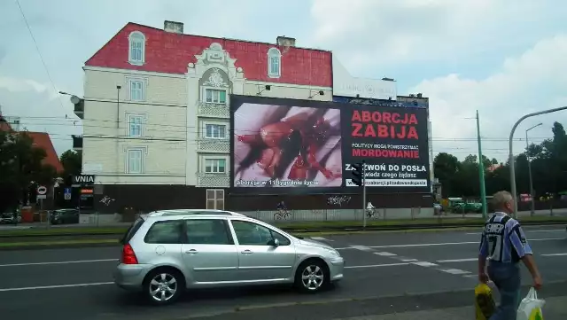 Drastyczny plakat zawisł przy rondzie Śródka w Poznaniu