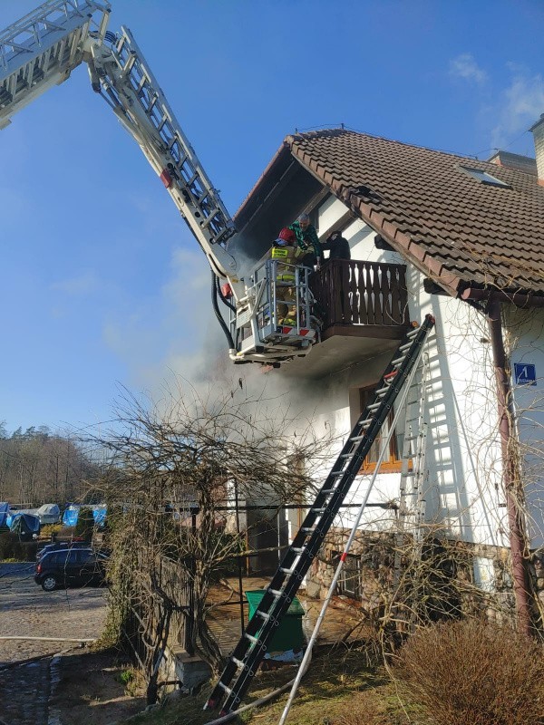 Ruciane-Nida. Pożar w pensjonacie. Ewakuacja przez balkon (zdjęcia)