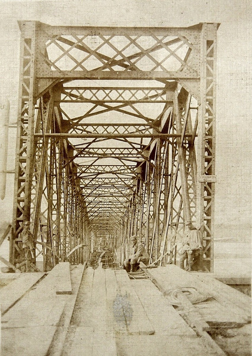 Most kolejowy na rzece Bug
Zniszczony most na Bugu, 1915