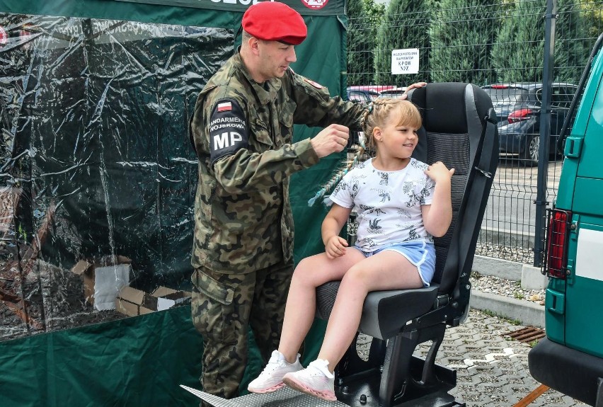 Żandarmeria wojskowa też była. Żołnierze pokazywali, co się...