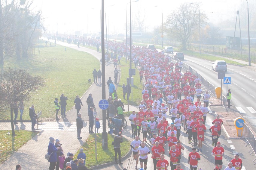 Około 25 tysięcy biegaczy zmaga się z 10-kilometrową trasą...