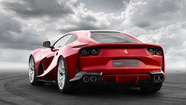 Ferrari 812 SuperfastPod maską pracuje 6,5-litrowy, wolnossący motor V12 oferujący 800 KM i 718 Nm. Silnik współpracuje z 7-stopniową, dwusprzęgłową skrzynią automatyczną. Ferrari 812 Superfast do 100 m/h przyspiesza w 2,9 s, natomiast prędkość maksymalna wynosi 340 km/h. Fot. Ferrari