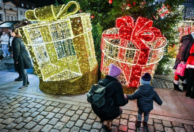 Wystawcy tradycyjnie przeznaczyli dla najmłodszych gości Bydgoskiego Jarmarku Świątecznego upominki ze swoich stoisk. Będzie można je wylosować w namiocie przy scenie od godziny 16.30.