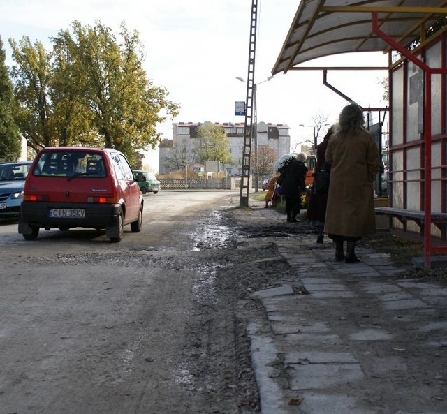 Dziury w chodniku, jezdni i błoto, oto co czeka osoby, które przybęda na cmentarze przy ul. Marcinkowskiego