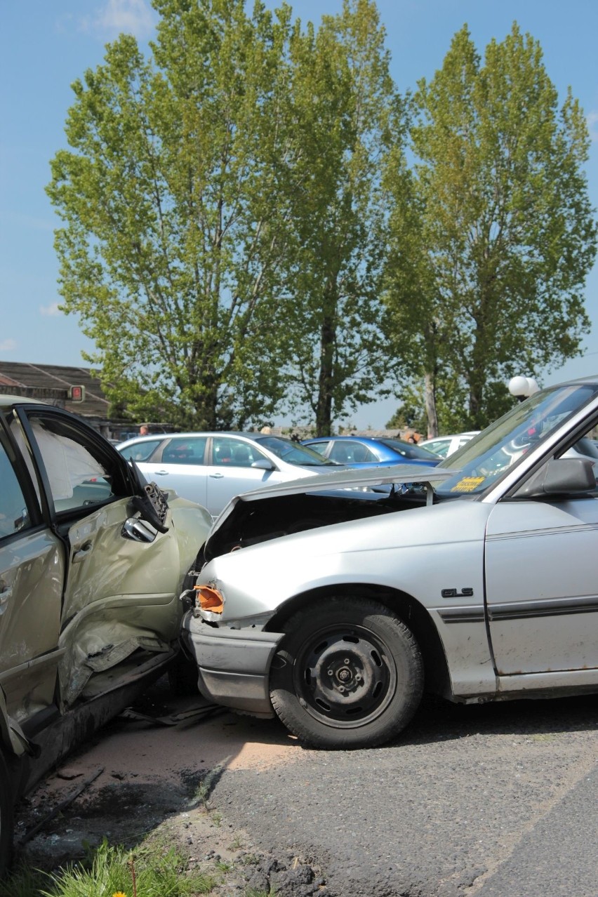 Wypadek dwóch samochodów w Miłosnej pod Krośniewicami