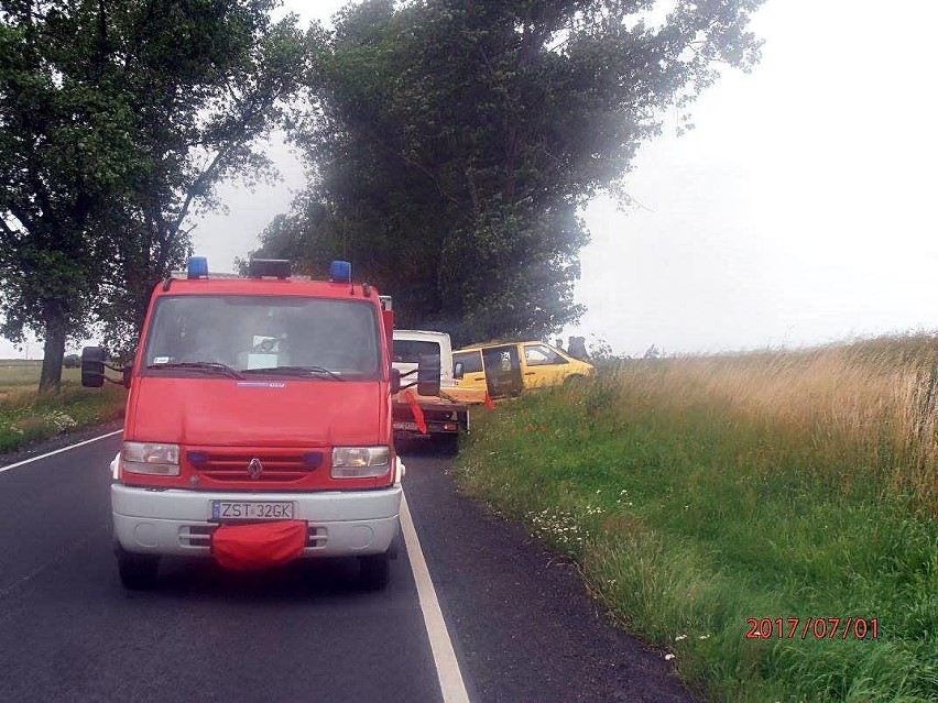 Gmina Dolice. Mercedes uderzył w drzewo, kierowca w szpitalu