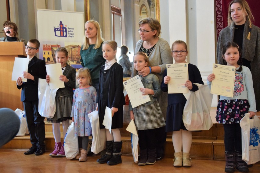 Tarnów. Laureaci konkursu plastycznego i literackiego odebrali nagrody w Sali Lustrzanej