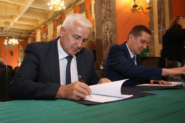 Umowę podpisuje Waldemar Sikora - burmistrz miasta i gminy Busko-Zdrój.
