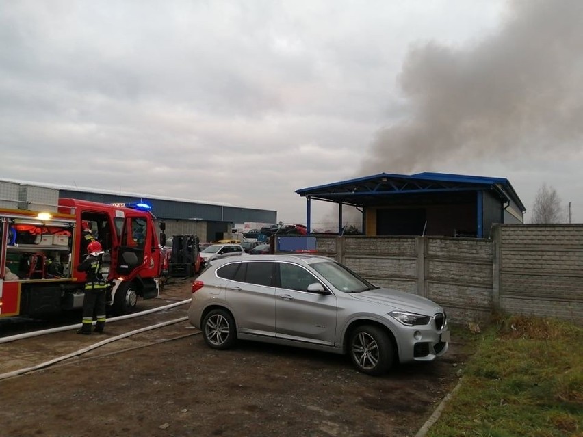 Pożar na złomowisku w Stalach w gminie Grębów. Kilka zastępów straży pożarnej w akcji [ZDJĘCIA] 