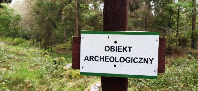 W dolinie Łupawy znajduje się największe w Polsce skupisko zachowanych megalitów. Wzniesiono tu 33, zaś w najbliższej okolicy kolejnych 15 kamiennych grobowców