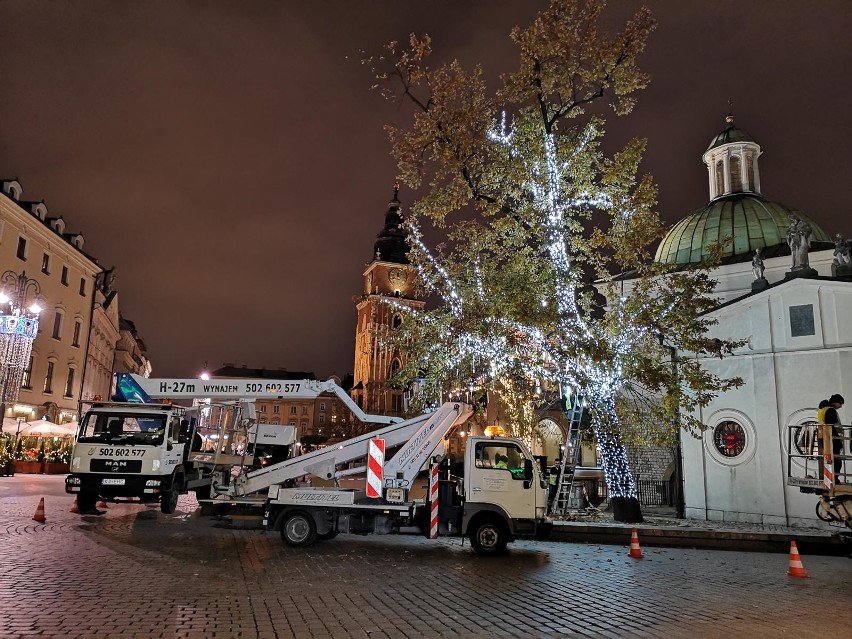 Kraków. Na krakowskim Rynku instalują iluminacje i dekoracje świąteczną [ZDJĘCIA] 